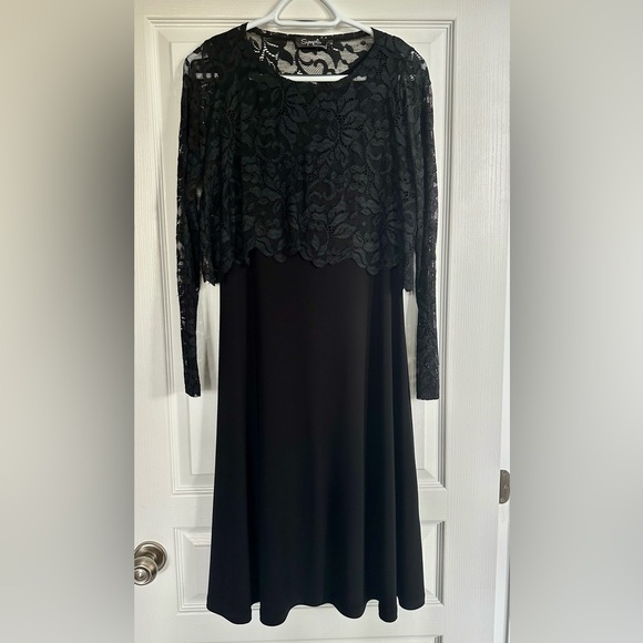 Sympli Scalloped Lace Overlay Top - Picture 7 of 8